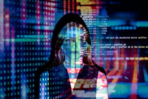 Silhouette d'une femme sur un fond de données numériques et de code informatique