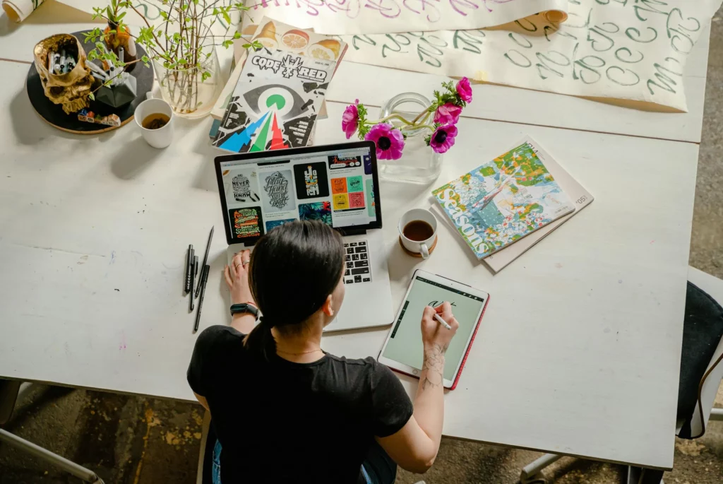 femme sur un bureau rempli de documents