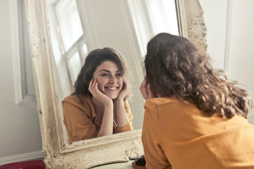 femme heureuse qui se regarde dans le miroir