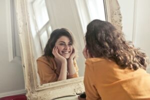 femme heureuse qui se regarde dans le miroir