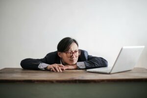 homme fatigué de son travail qui regarde son ordinateur sans motivation